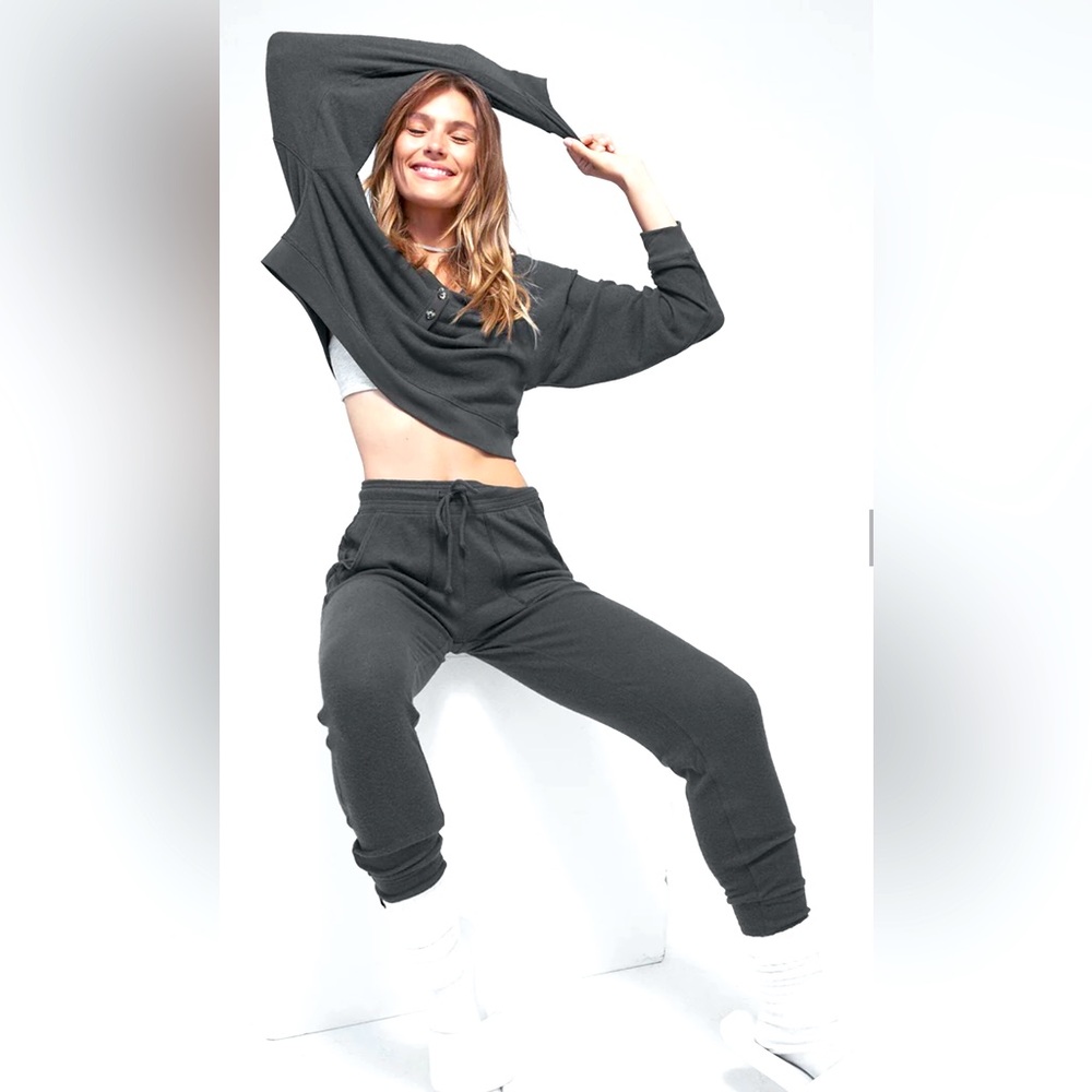 Alo Soho Set Anthracite gray  Super Cute & Comfy. Sold as set. Trending style.